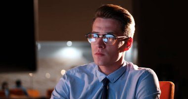 karanlık ofisinde bilgisayarda çalışan adam