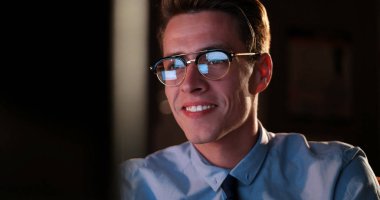 karanlık ofisinde bilgisayarda çalışan adam