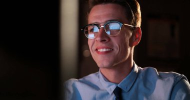 karanlık ofisinde bilgisayarda çalışan adam