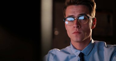 karanlık ofisinde bilgisayarda çalışan adam