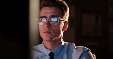 karanlık ofisinde bilgisayarda çalışan adam