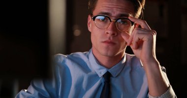 karanlık ofisinde bilgisayarda çalışan adam