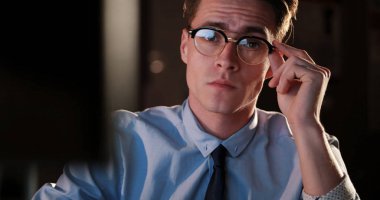 karanlık ofisinde bilgisayarda çalışan adam