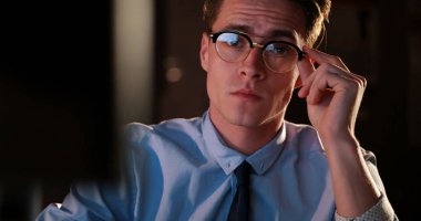 karanlık ofisinde bilgisayarda çalışan adam