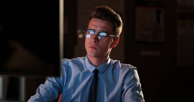 karanlık ofisinde bilgisayarda çalışan adam