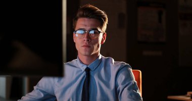 karanlık ofisinde bilgisayarda çalışan adam