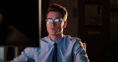 karanlık ofisinde bilgisayarda çalışan adam