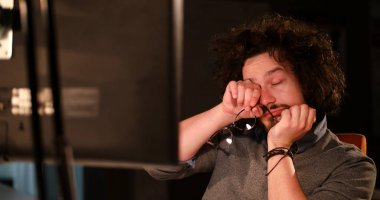 karanlık ofisinde bilgisayarda çalışan adam