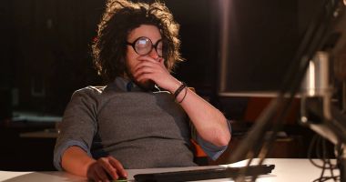 karanlık ofisinde bilgisayarda çalışan adam