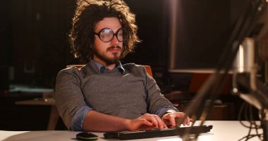 karanlık ofisinde bilgisayarda çalışan adam