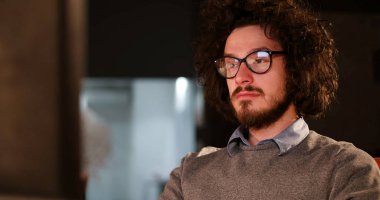 karanlık ofisinde bilgisayarda çalışan adam