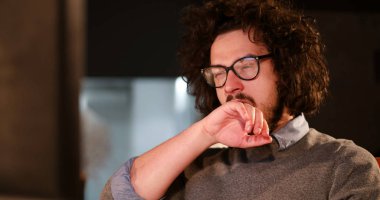 karanlık ofisinde bilgisayarda çalışan adam