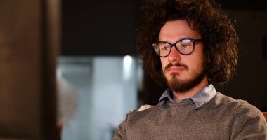 karanlık ofisinde bilgisayarda çalışan adam