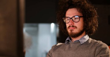 karanlık ofisinde bilgisayarda çalışan adam