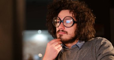 karanlık ofisinde bilgisayarda çalışan adam