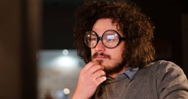 karanlık ofisinde bilgisayarda çalışan adam