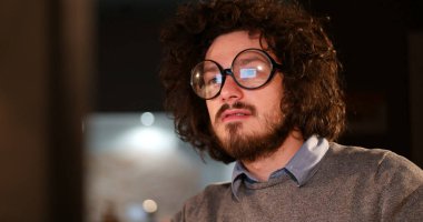 karanlık ofisinde bilgisayarda çalışan adam