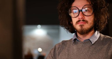 karanlık ofisinde bilgisayarda çalışan adam