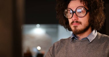 karanlık ofisinde bilgisayarda çalışan adam