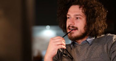 karanlık ofisinde bilgisayarda çalışan adam