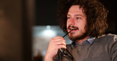 karanlık ofisinde bilgisayarda çalışan adam