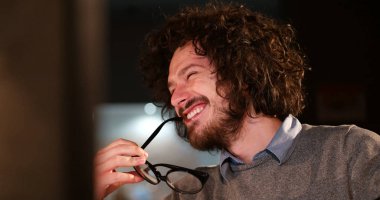 karanlık ofisinde bilgisayarda çalışan adam