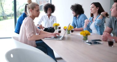 Çok ırklı bir girişim ekibi toplandı