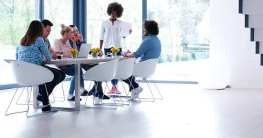 Çok ırklı bir girişim ekibi toplandı