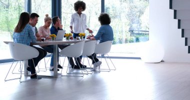 Çok ırklı bir girişim ekibi toplandı