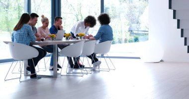 Çok ırklı bir girişim ekibi toplandı