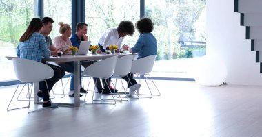 Çok ırklı bir girişim ekibi toplandı