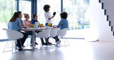 Çok ırklı bir girişim ekibi toplandı