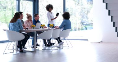 Çok ırklı bir girişim ekibi toplandı