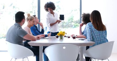 Çok ırklı bir girişim ekibi toplandı