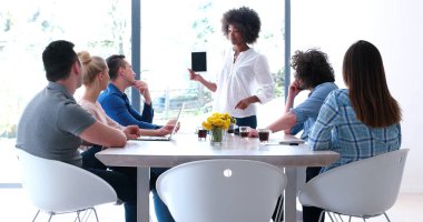 Çok ırklı bir girişim ekibi toplandı