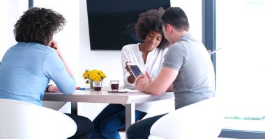 Çok ırklı bir girişim ekibi toplandı