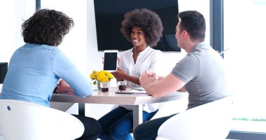 Çok ırklı bir girişim ekibi toplandı