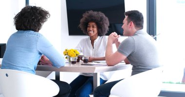 Çok ırklı bir girişim ekibi toplandı