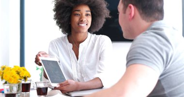 Çok ırklı bir girişim ekibi toplandı