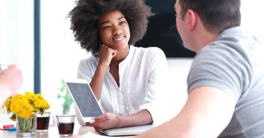 Çok ırklı bir girişim ekibi toplandı