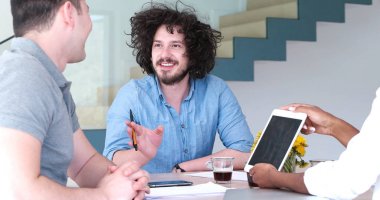 Çok ırklı bir girişim ekibi toplandı