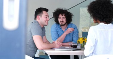 Çok ırklı bir girişim ekibi toplandı