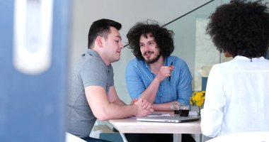 Çok ırklı bir girişim ekibi toplandı