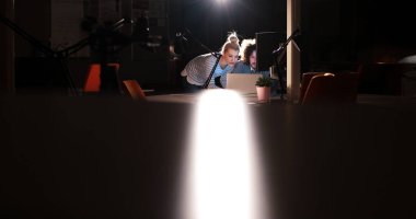 Gece ofisindeki genç tasarımcılar.