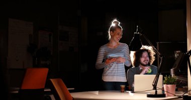 Gece ofisindeki genç tasarımcılar.