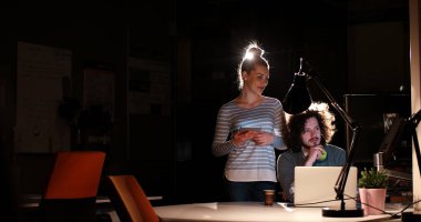 Gece ofisindeki genç tasarımcılar.