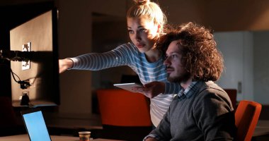 Gece ofisindeki genç tasarımcılar.