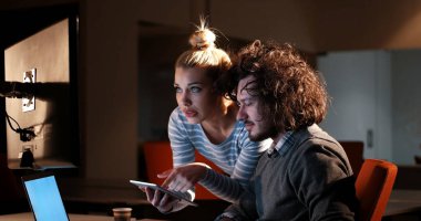 Gece ofisindeki genç tasarımcılar.