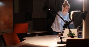 Gece ofisindeki genç tasarımcılar.