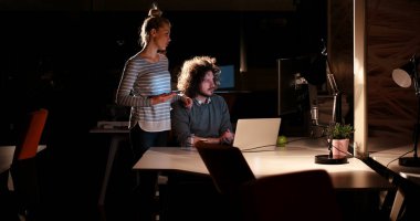 Gece ofisindeki genç tasarımcılar.